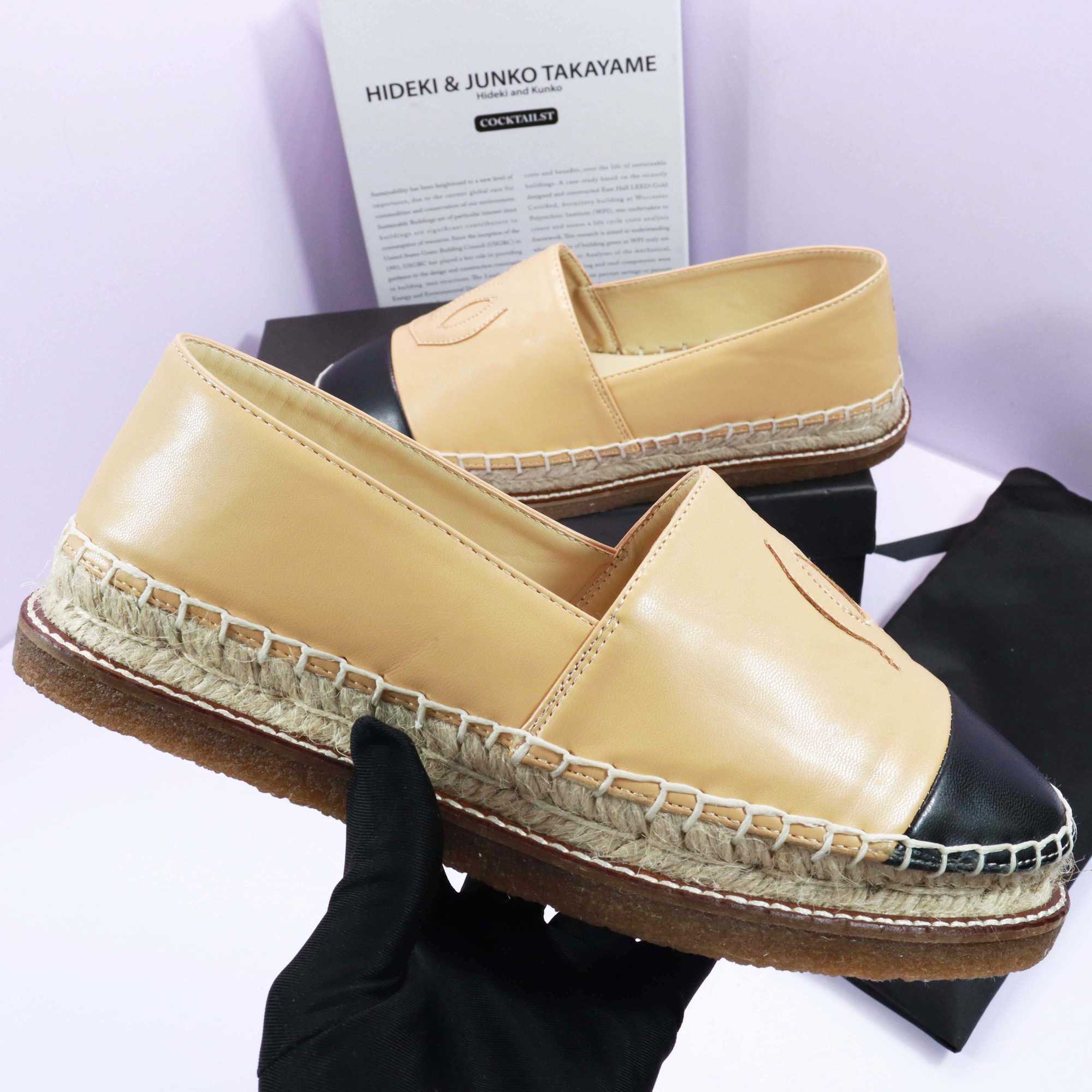 Classics Women Espadrilles flat Designer shoes Canvas and Real Lambskin Loafers two tone cap toe Fashion casual shoe 00, #25
Classics Women Espadrilles flat Designer shoes Canvas and Real Lambskin Loafers two tone cap toe Fashion casual shoe 00, #25