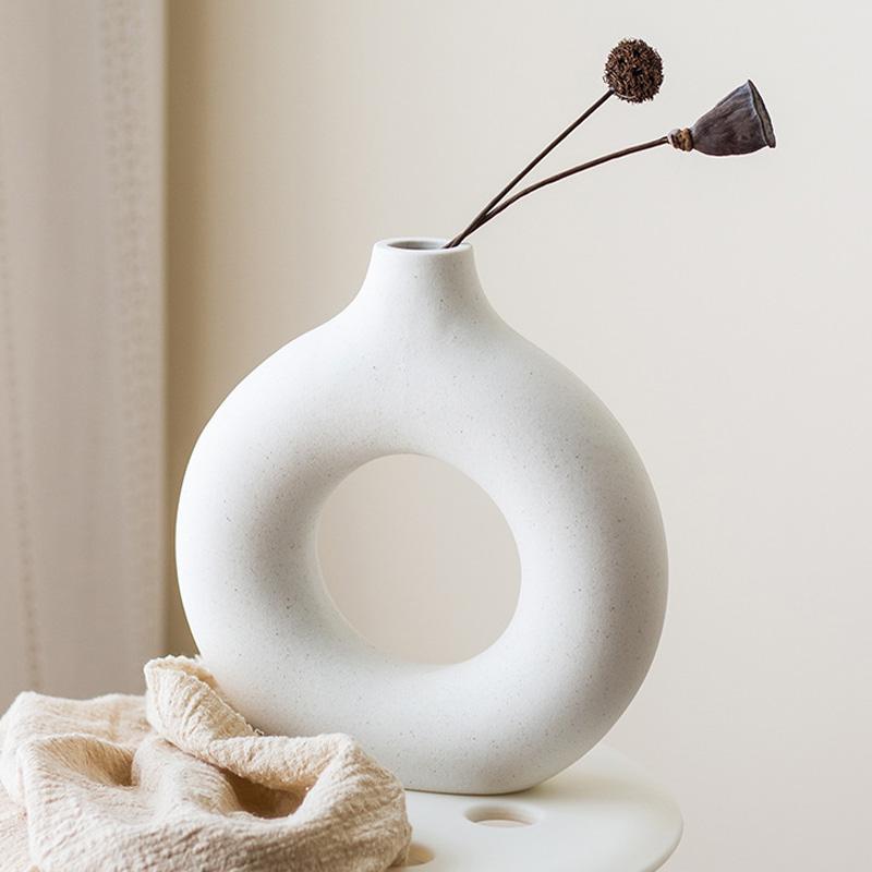 Vases Circular Hollow Ceramic Vase Nordic Donuts Flowers Home Modern Sculptures Pot Tabletop Accessories Europe Decoration
Vases Circular Hollow Ceramic Vase Nordic Donuts Flowers Home Modern Sculptures Pot Tabletop Accessories Europe Decoration