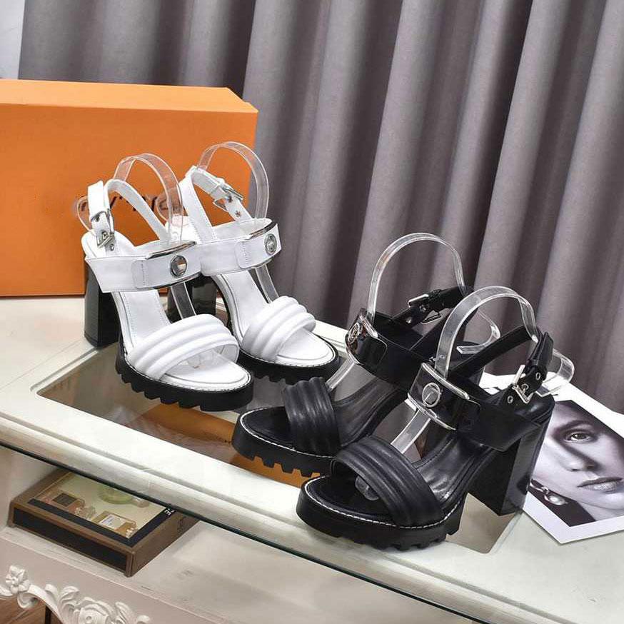 Designer High Heels Sandals Fashion Leather Slippers Metal Logo Classic Slide Women's Shoes Sandal size 35-40
Designer High Heels Sandals Fashion Leather Slippers Metal Logo Classic Slide Women's Shoes Sandal size 35-40