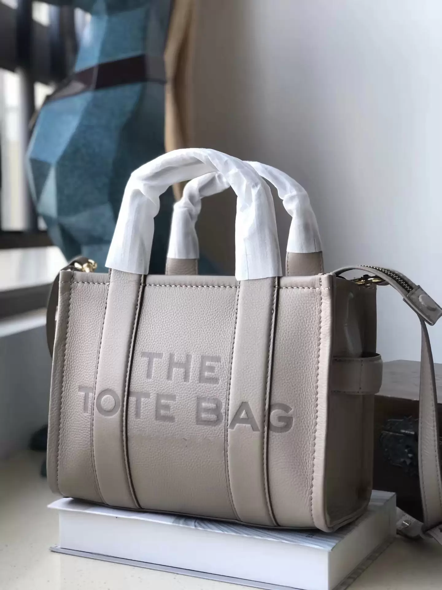 Genuine Leather Marc Jocobs Tote Bag Women's Vintage Large Capacity Handbag Simple Single Shoulder Messenger BagS 26CM, As pic
Genuine Leather Marc Jocobs Tote Bag Women's Vintage Large Capacity Handbag Simple Single Shoulder Messenger BagS 26CM, As pic
