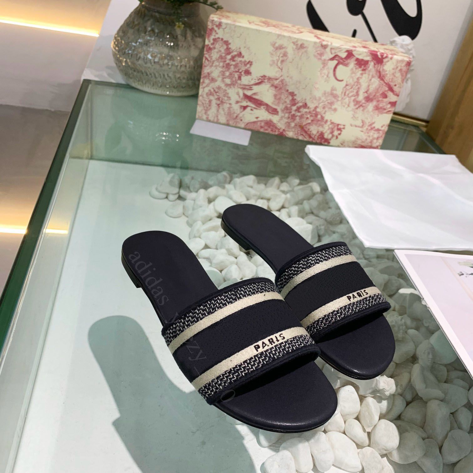 Paris 2022 Luxury Slides Shoes Designer Sandals women Slippers Embroidery Floral Brocade Sandals Ladies Fahsion Summer Girls Beach Flip Flops womens letters slide, 37
Paris 2022 Luxury Slides Shoes Designer Sandals women Slippers Embroidery Floral Brocade Sandals Ladies Fahsion Summer Girls Beach Flip Flops womens letters slide, 37