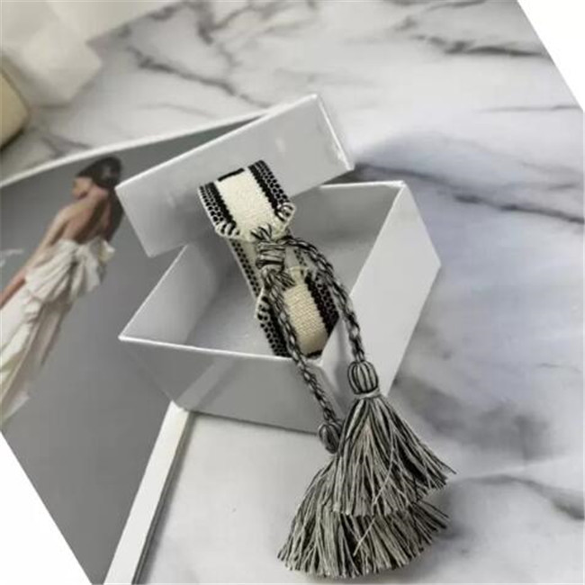 Letter Fashion Men Women Bracelets Luxury Designer Braided Tassel Bracelet Embroidered Lovers Gift Summer Beach Wedding Jewelry
Letter Fashion Men Women Bracelets Luxury Designer Braided Tassel Bracelet Embroidered Lovers Gift Summer Beach Wedding Jewelry