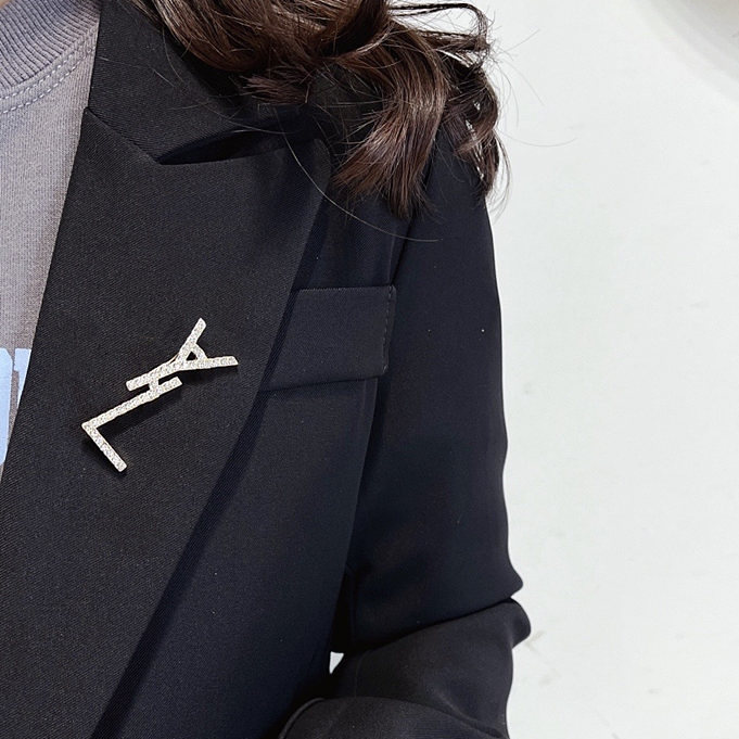 Charm Fashion Designer Brooch For Women Luxury Gold Jewelry Dress Accessory Womens Diamonds Brooches Brand Breastpin Brosche
Charm Fashion Designer Brooch For Women Luxury Gold Jewelry Dress Accessory Womens Diamonds Brooches Brand Breastpin Brosche