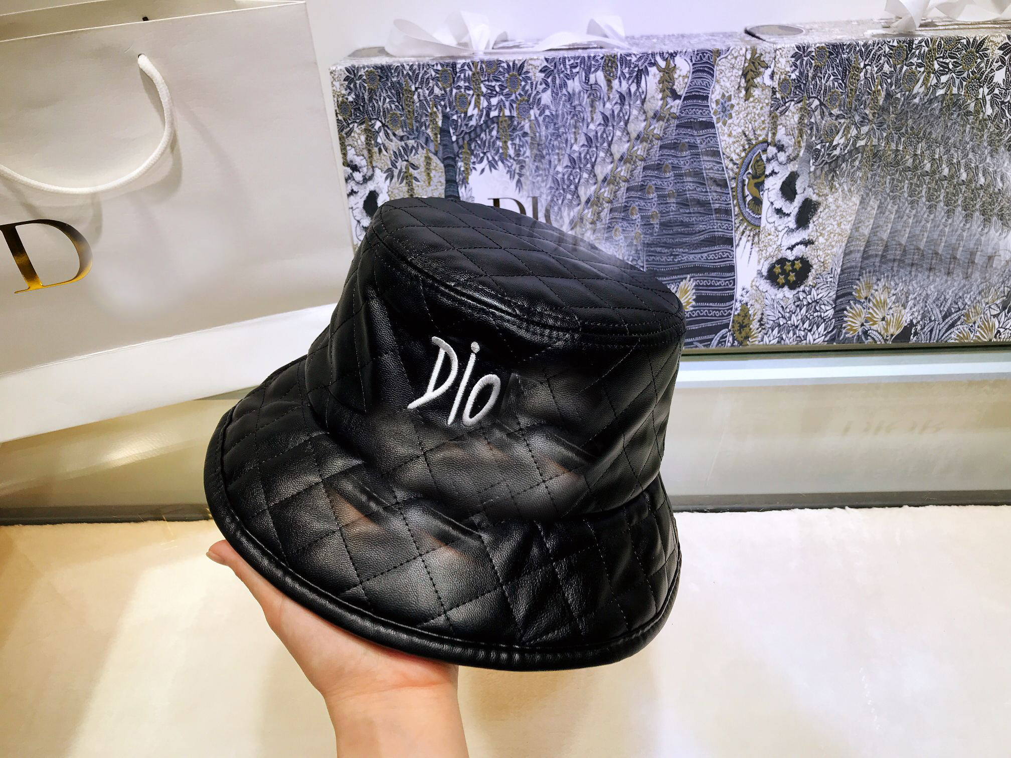 Designer Stingy Brim Hats Bucket Hats Letter D Pjtucker Luxury PU Winter Black Plaid Glossy Leather Women Hat