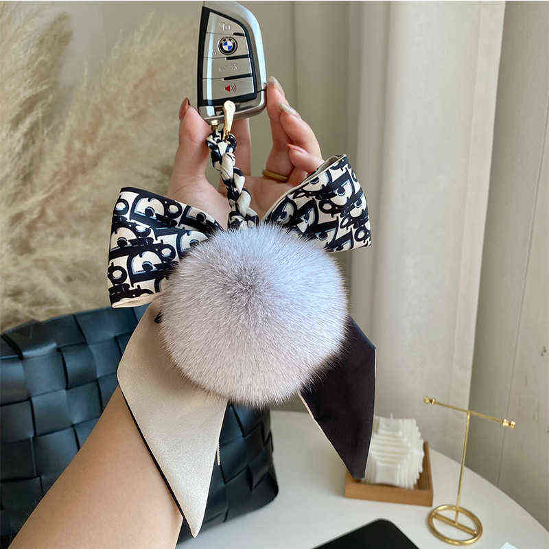 Real Fox Fur Silk Scarf Bow Ball Poms Keychain Women Plush Pompom Keyring Handbag Decoration Emo Trinkets Jewelry Doll Gifts AA220318
Real Fox Fur Silk Scarf Bow Ball Poms Keychain Women Plush Pompom Keyring Handbag Decoration Emo Trinkets Jewelry Doll Gifts AA220318
