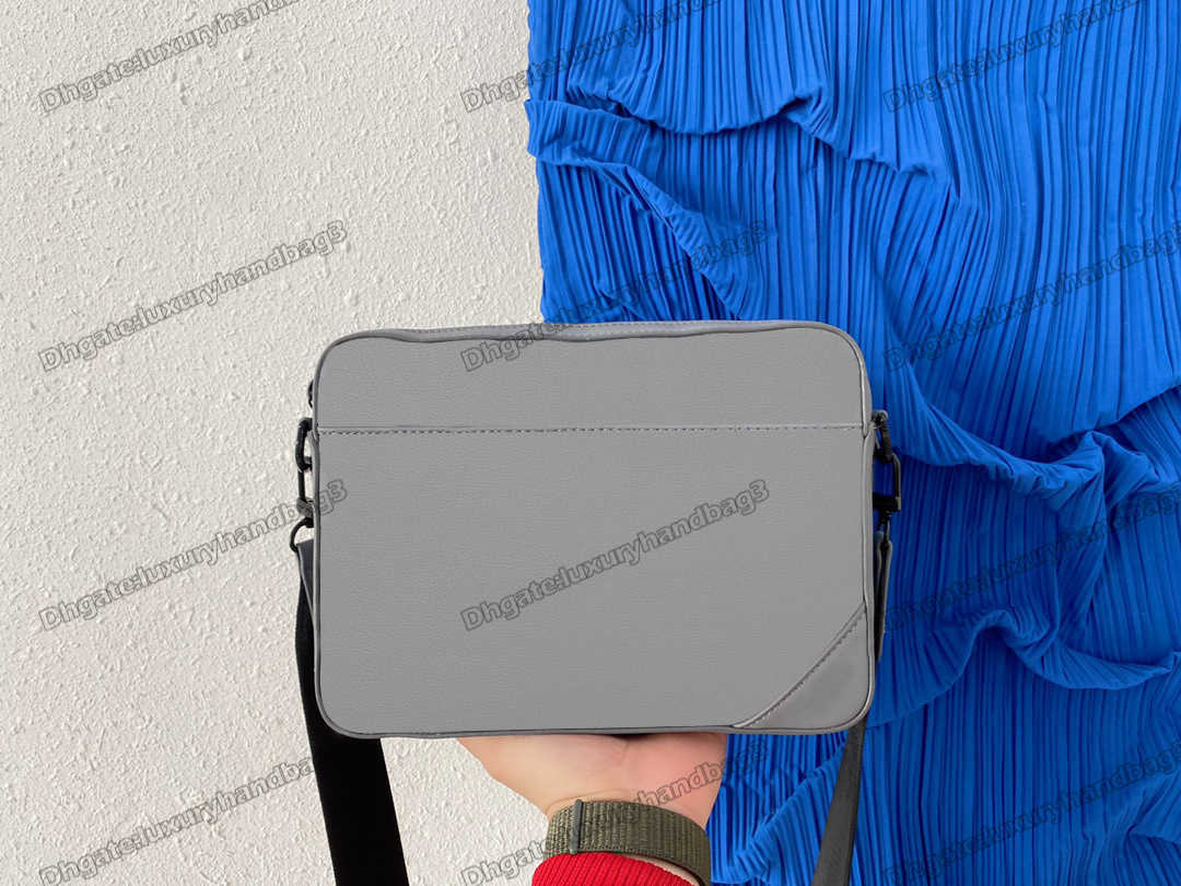 2022 Duo Messenger Bag Gray Monograms Shadow Leather Mens Designer 2 Sets Crossbody With Removable Coin Purse Signature strap M46104
2022 Duo Messenger Bag Gray Monograms Shadow Leather Mens Designer 2 Sets Crossbody With Removable Coin Purse Signature strap M46104