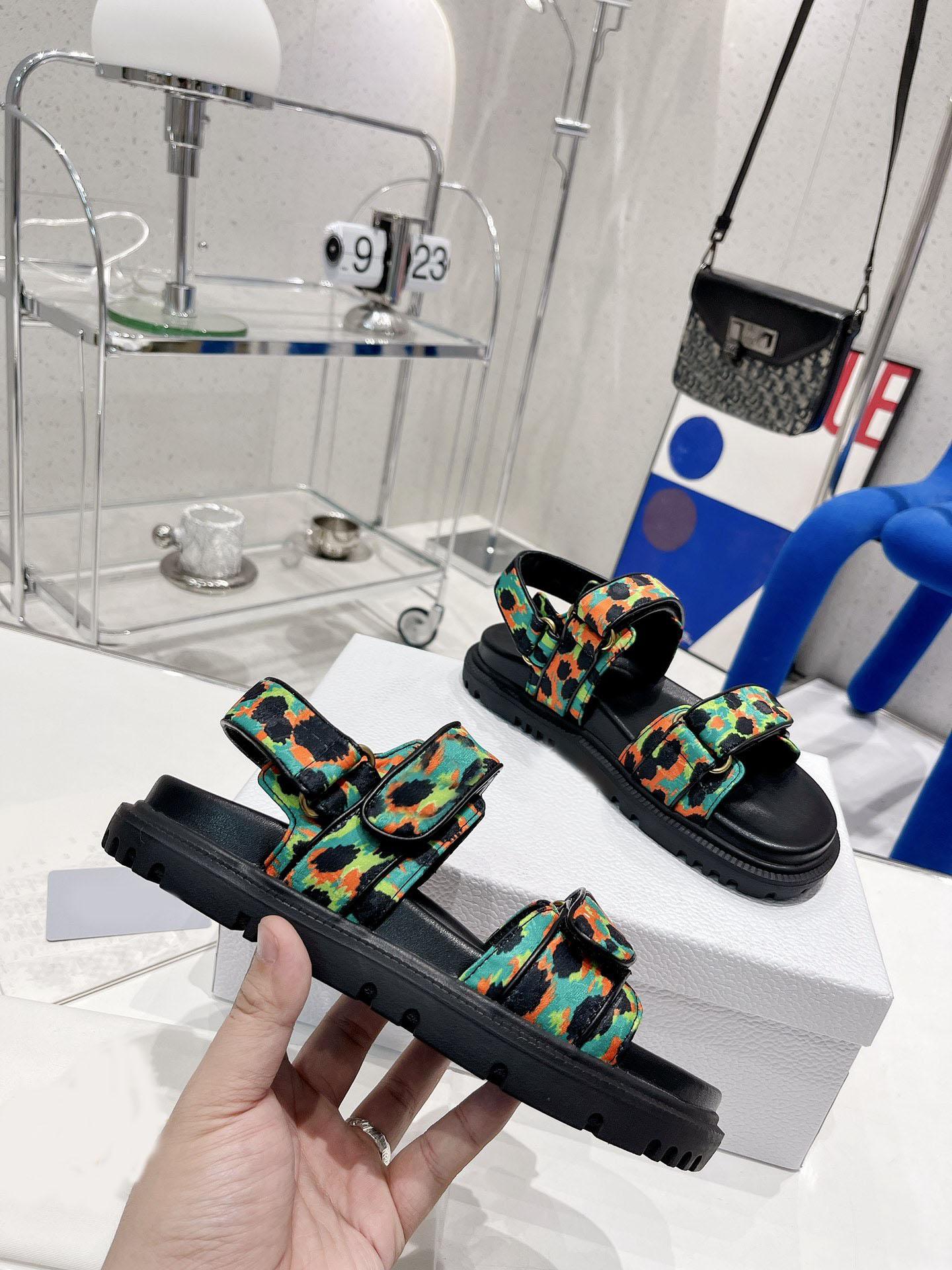 Designer Women Sandals Top Quality Luxury Summer sandal Silver Tone Shiny Laminated Calfskin Velcro High quality Flat Shoes with box, Custom
Designer Women Sandals Top Quality Luxury Summer sandal Silver Tone Shiny Laminated Calfskin Velcro High quality Flat Shoes with box, Custom