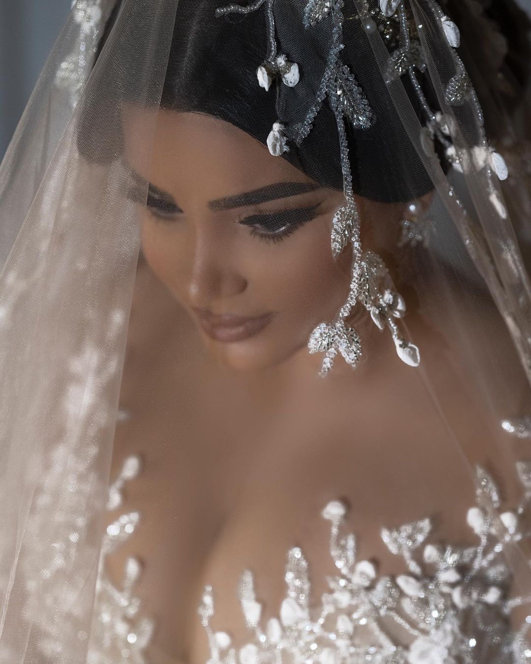 Elegant Ball Gown Wedding Dresses Appliques Sequins Beads V Neck Long Sleeves Backless Floor Length Train Elegant High Waist Vintage Robes De Soiree