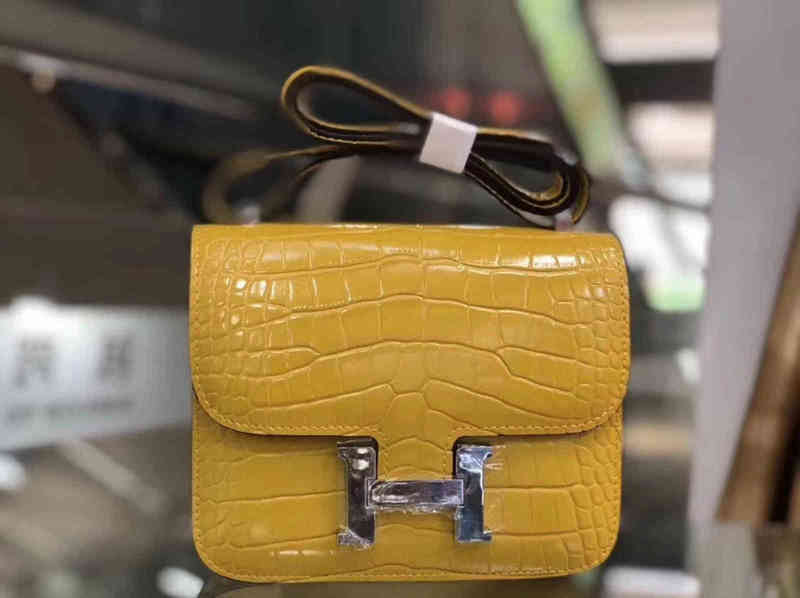Constancebag Crocodile Button New Tofu Stewardess Single Shoulder Cow Leather Oblique Cross Bag Female Kang, Black 19cm
Constancebag Crocodile Button New Tofu Stewardess Single Shoulder Cow Leather Oblique Cross Bag Female Kang, Black 19cm