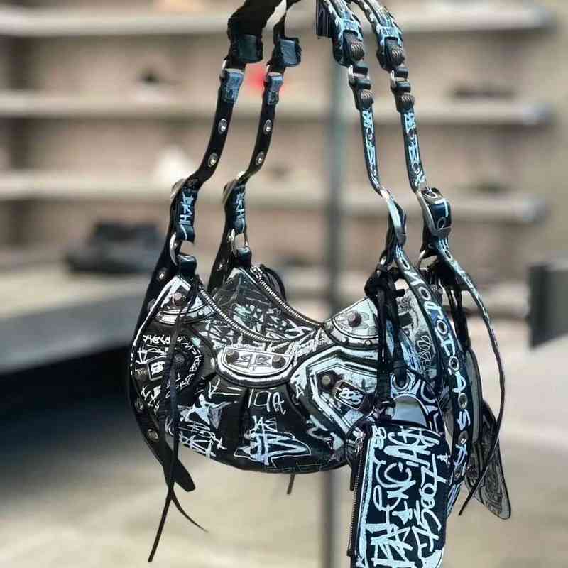 Handbags Bag Balencaige Bags Le Cagole Lecagole Designer Shoulder Handbag Graffiti Oblique Back Moon 2022 Blogger Hot Show Aihj, Black
Handbags Bag Balencaige Bags Le Cagole Lecagole Designer Shoulder Handbag Graffiti Oblique Back Moon 2022 Blogger Hot Show Aihj, Black