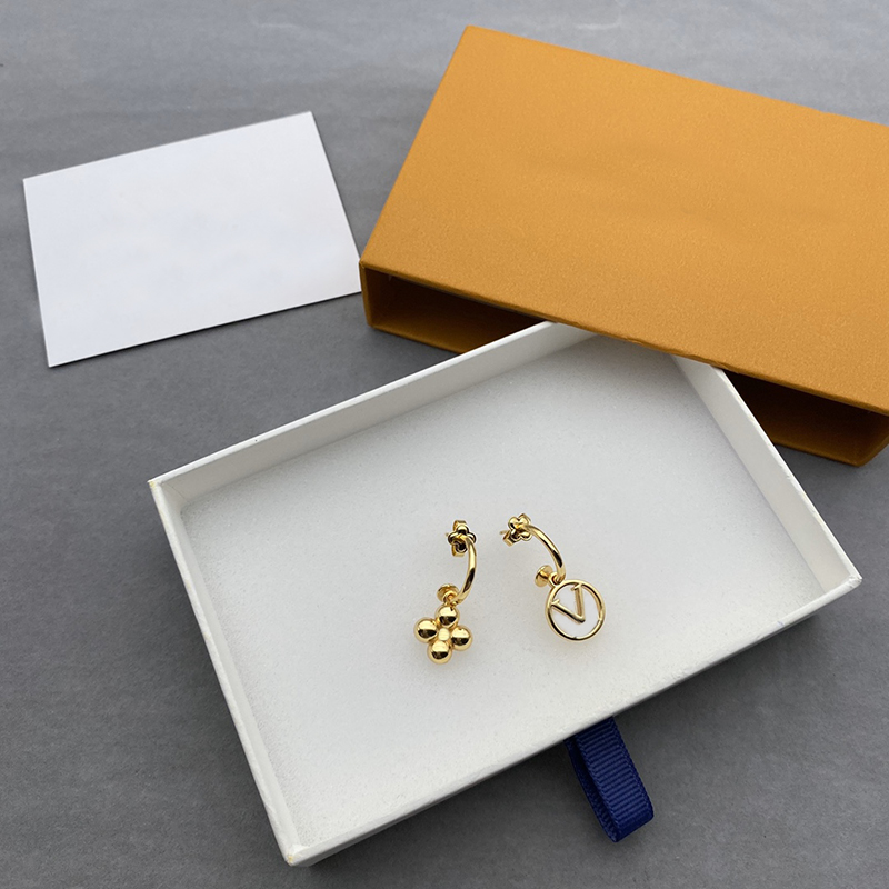 Fashion Simple Earrings Suitable For Men Women Luxurys Designers Ear Clip Ears Studs High-quality 4 Styles With Diamond G2203224Z
Fashion Simple Earrings Suitable For Men Women Luxurys Designers Ear Clip Ears Studs High-quality 4 Styles With Diamond G2203224Z