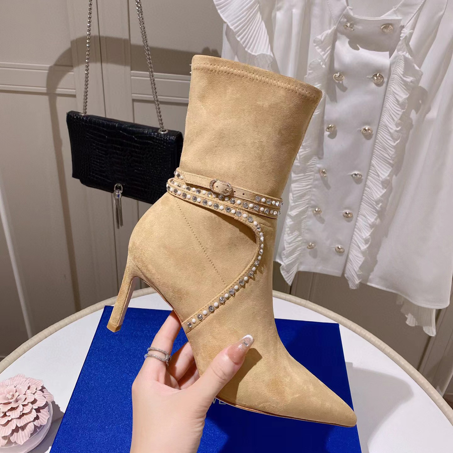 Nude Stretchy stiletto heels Ankle boots Leather Crystal Pearl decoration Buckle Strap shoes pointed Toes booties luxury designers shoe for women factory footwear
Nude Stretchy stiletto heels Ankle boots Leather Crystal Pearl decoration Buckle Strap shoes pointed Toes booties luxury designers shoe for women factory footwear