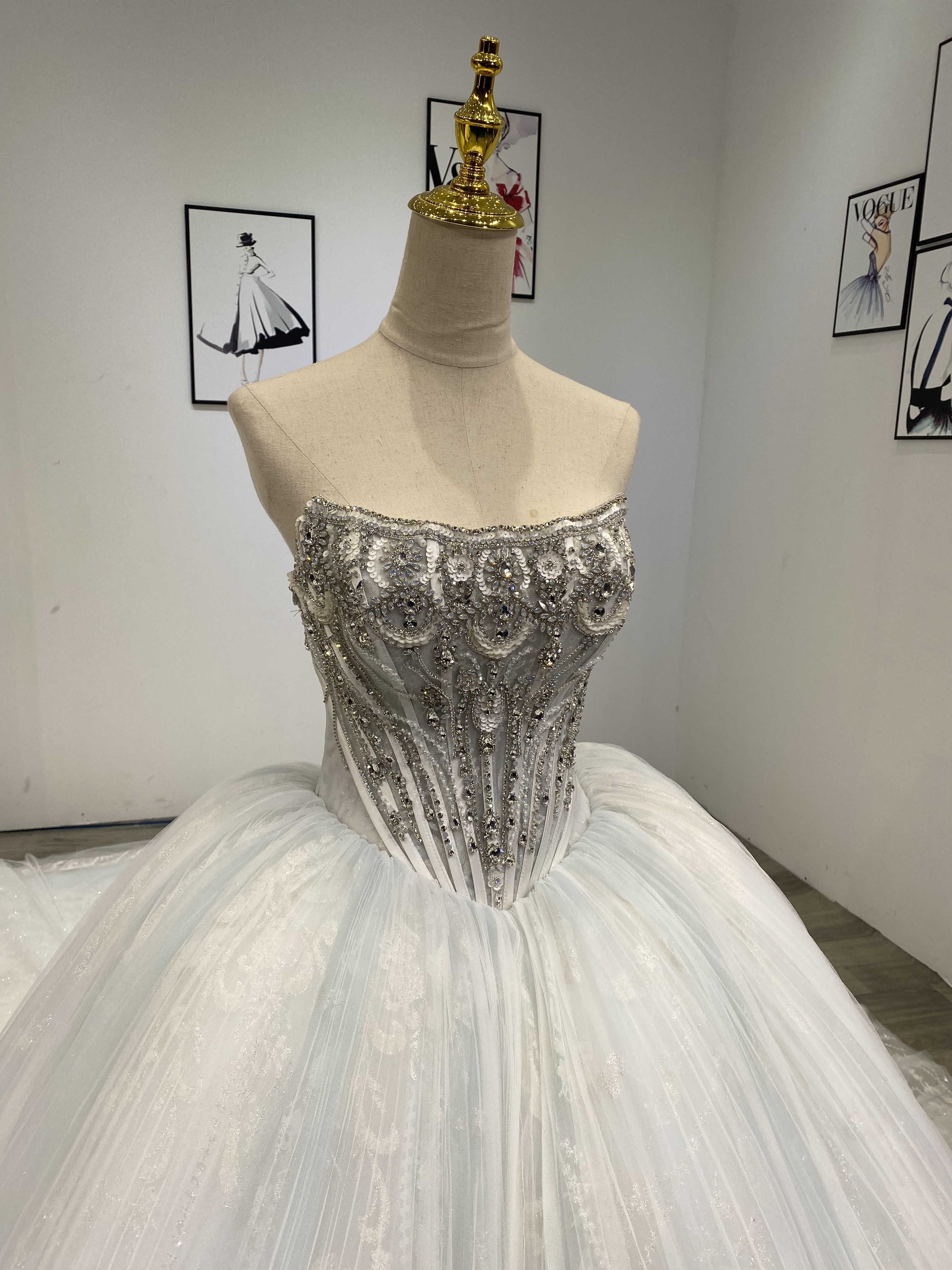 Princess Ball Gown Wedding Dresses Bridal Gowns Bateau Neck Strapless Diamond Beaded Appliques Sequins Floor Length Train Plus Size Robe De Mariee Cus