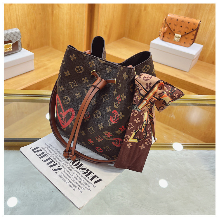 Family Bag Female Bucket 2022 New Fashion Shoulder Printed Chain Handbag Designer Crossbody Bags For Woman, Coffee
Family Bag Female Bucket 2022 New Fashion Shoulder Printed Chain Handbag Designer Crossbody Bags For Woman, Coffee