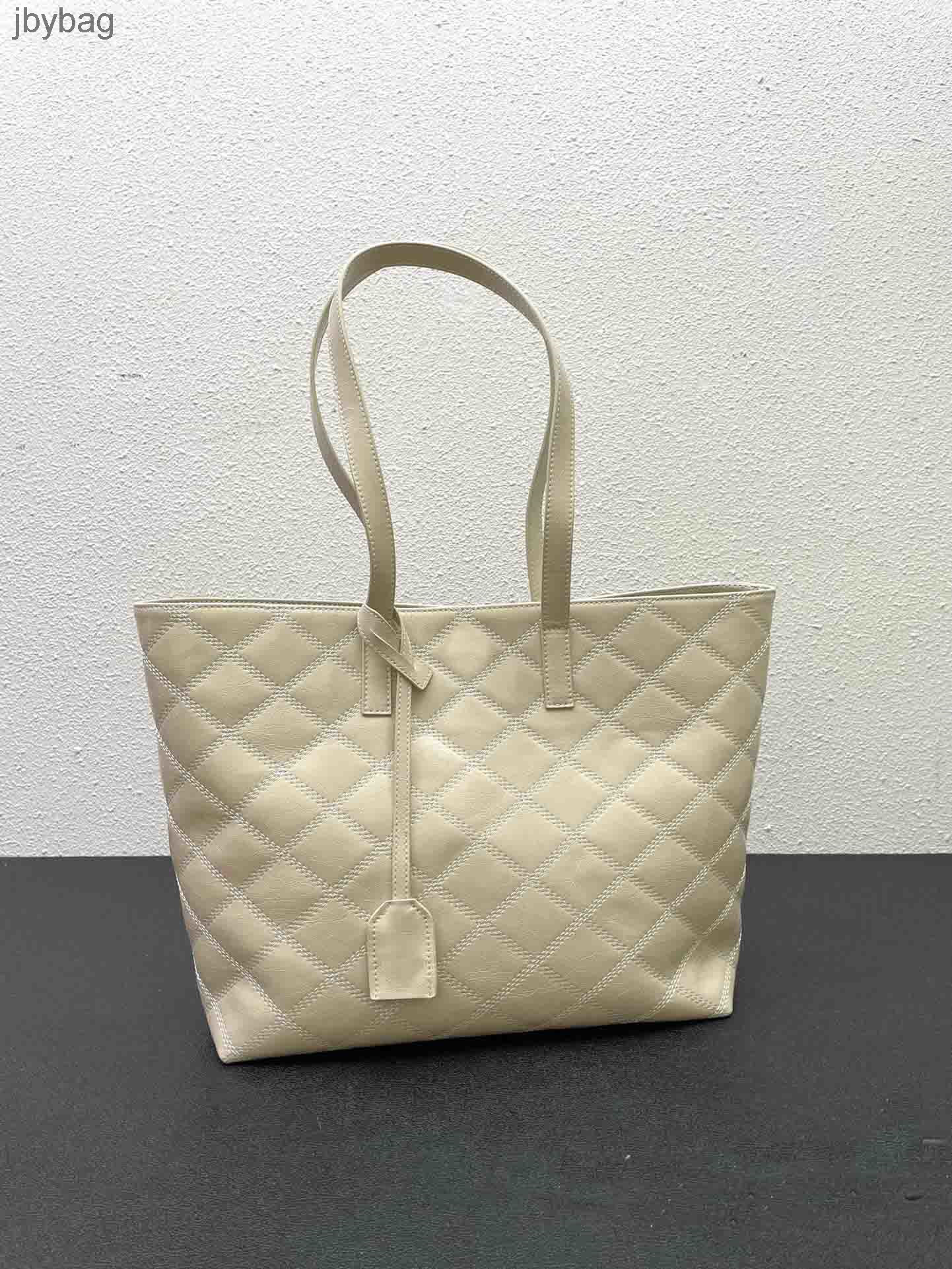 Fashion Women 5A Quality Cowhide Handbag Large Shopping Bag Metal Logo Ladies Casual Black Leather Shoulder Bag Female Big Purses Handbag S08016 2colors 38cm
Fashion Women 5A Quality Cowhide Handbag Large Shopping Bag Metal Logo Ladies Casual Black Leather Shoulder Bag Female Big Purses Handbag S08016 2colors 38cm