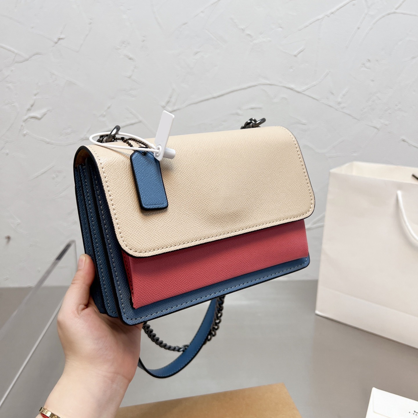 Women's bag European and American fashion messenger bags Genuine Leather mini Flap material 2-color cowhide camera bag 21*14cm/with box, B# white
Women's bag European and American fashion messenger bags Genuine Leather mini Flap material 2-color cowhide camera bag 21*14cm/with box, B# white