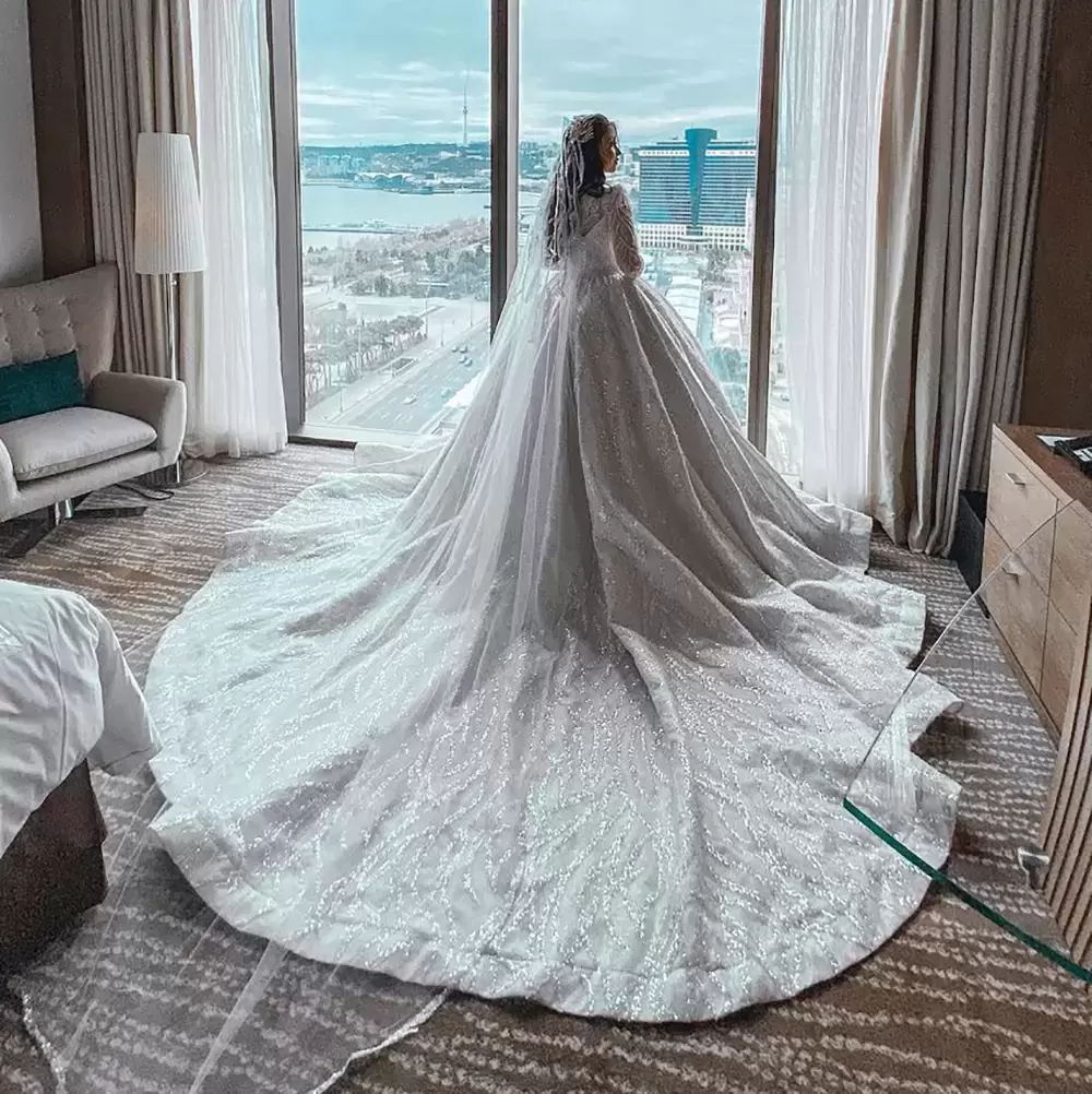 Luxury Princess Dubai Ball Gown Wedding Dresses V Neck Beaded Appliqued Embroidery Ruffles Two Shoulder Bridal Gown Vintage Plus Size robes de soiree