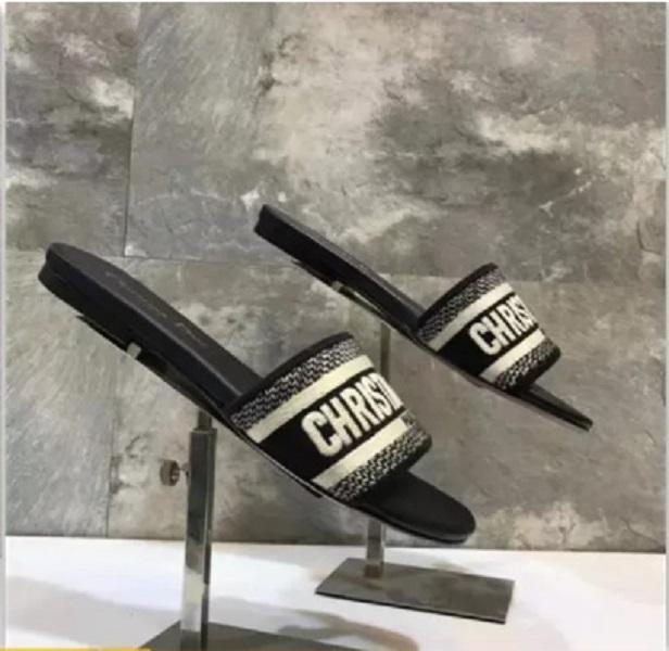 famous brand Beach slippers Classic Flat heel Summer Designer Fashion flops leather lady color Slides women shoes Hotel
famous brand Beach slippers Classic Flat heel Summer Designer Fashion flops leather lady color Slides women shoes Hotel