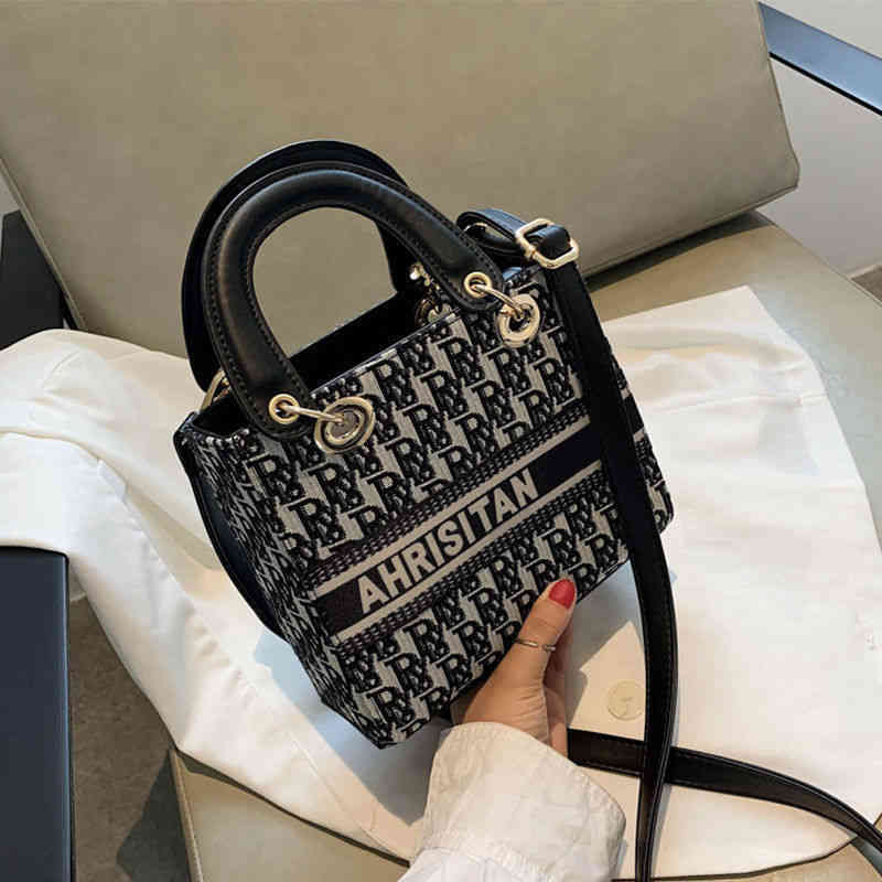 2022 Top Design Luxury Bags Foreign style portable small women's bag net red versatile One Messenger Bag, Black
2022 Top Design Luxury Bags Foreign style portable small women's bag net red versatile One Messenger Bag, Black