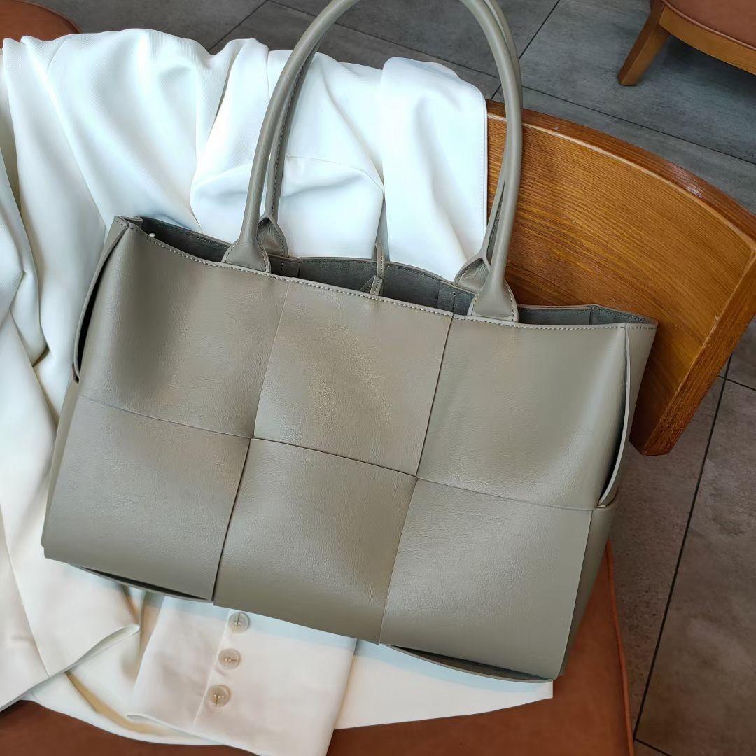 s Net red same cowhide woven Tote Bag Leather 2021 portable single shoulder large capacity underarm bag wan NRBD kgW mhL Bottegas Venetas
s Net red same cowhide woven Tote Bag Leather 2021 portable single shoulder large capacity underarm bag wan NRBD kgW mhL Bottegas Venetas