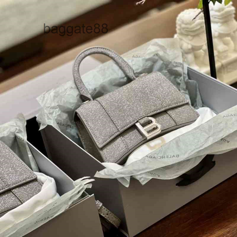 Bags Designers 2022 Shiny Balencaigas Hourglass b Letter High Leather Single Shoulder Messenger Personalized Portable Women's Handbag Z86E, Grey
Bags Designers 2022 Shiny Balencaigas Hourglass b Letter High Leather Single Shoulder Messenger Personalized Portable Women's Handbag Z86E, Grey