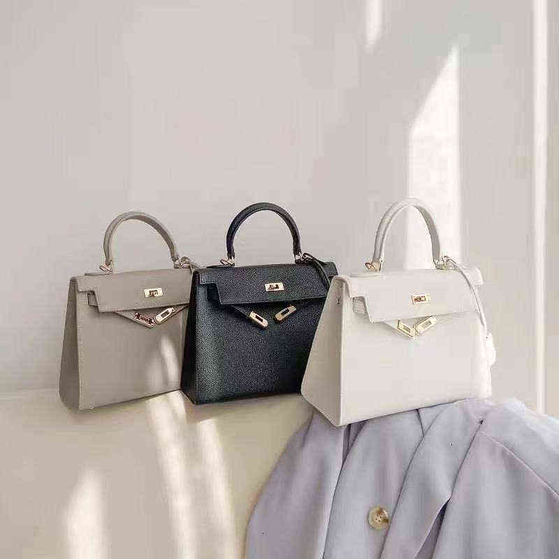 Luxurys Bag Shoulder Designers Bags Handbags Crossbody Totes High Quality Women's Large Genuine Real Leather Purses with Exquisite Packaging
Luxurys Bag Shoulder Designers Bags Handbags Crossbody Totes High Quality Women's Large Genuine Real Leather Purses with Exquisite Packaging