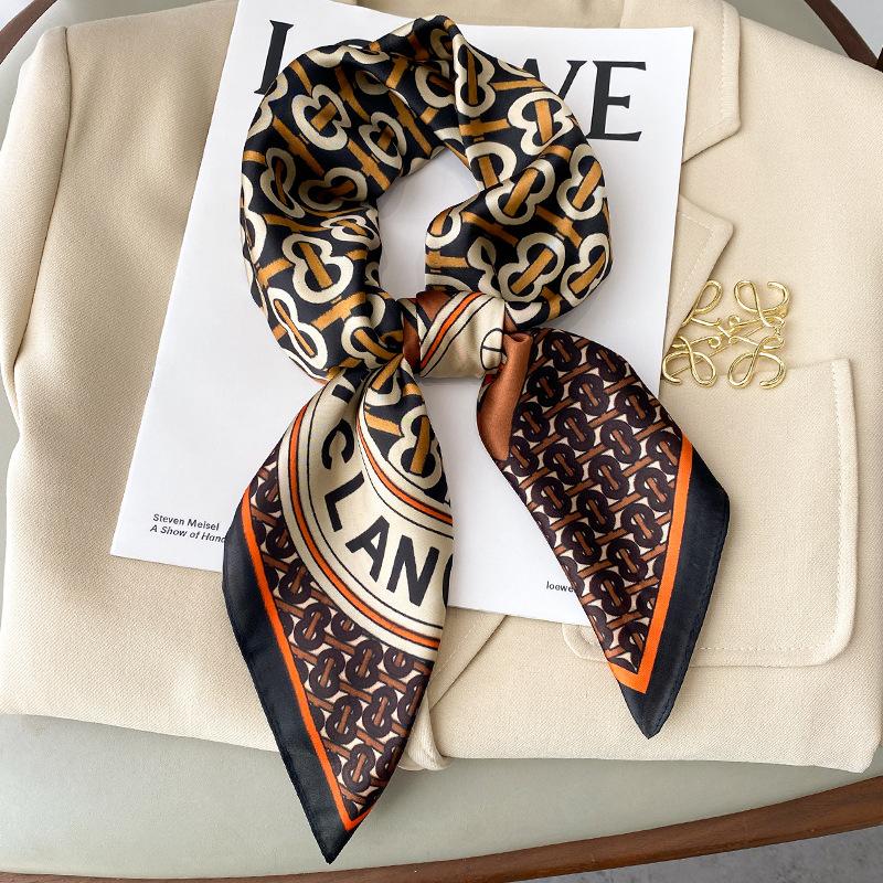 Berets 70*70 Cm Silk Scarf Hairband Spring Fashion Letter Temperament Women Thin Luxury Square, Beige red
Berets 70*70 Cm Silk Scarf Hairband Spring Fashion Letter Temperament Women Thin Luxury Square, Beige red