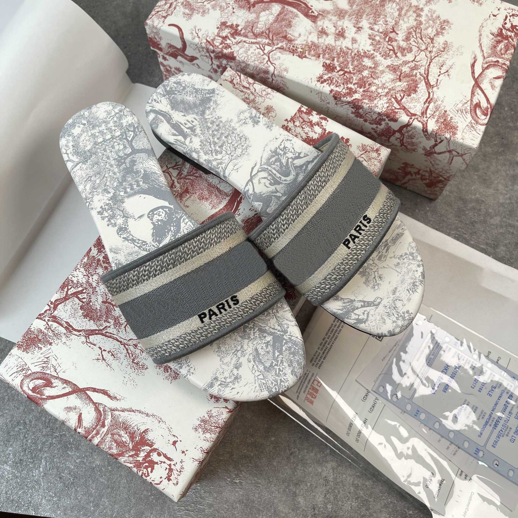 luxury Designer Leather Ladies Sandals Summer Flat Slipper fashion beach woman Big head Slipper Rainbow letters slippers with box size 35-42, Color 1
luxury Designer Leather Ladies Sandals Summer Flat Slipper fashion beach woman Big head Slipper Rainbow letters slippers with box size 35-42, Color 1