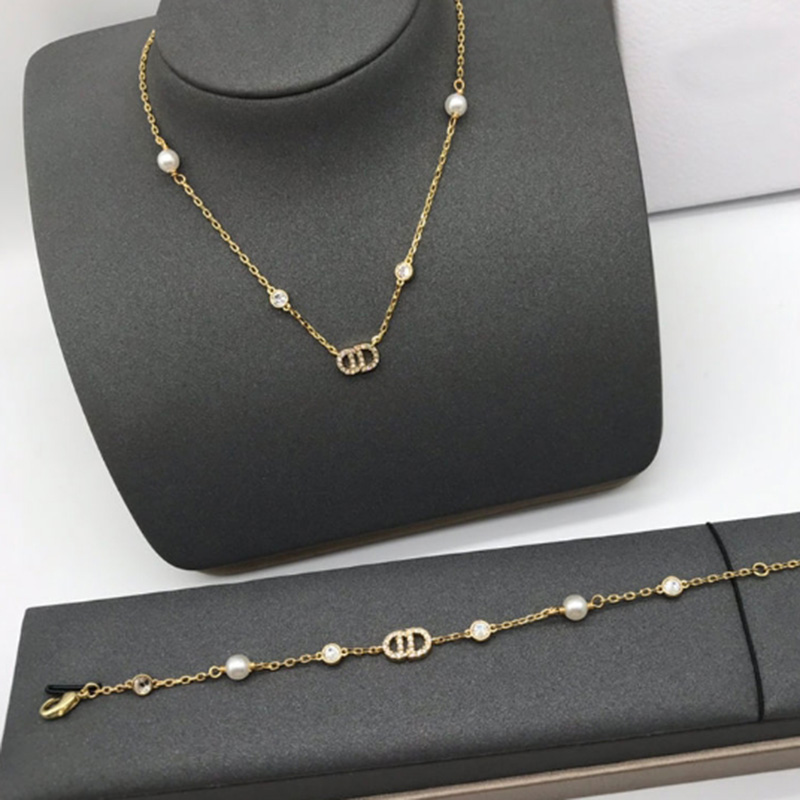Fashion Necklace Designer Jewelry Luxury Initials Pendant Necklace Golden Chain Diamond Earring For Women Pearl Bracelet Letter 2204153WU
Fashion Necklace Designer Jewelry Luxury Initials Pendant Necklace Golden Chain Diamond Earring For Women Pearl Bracelet Letter 2204153WU