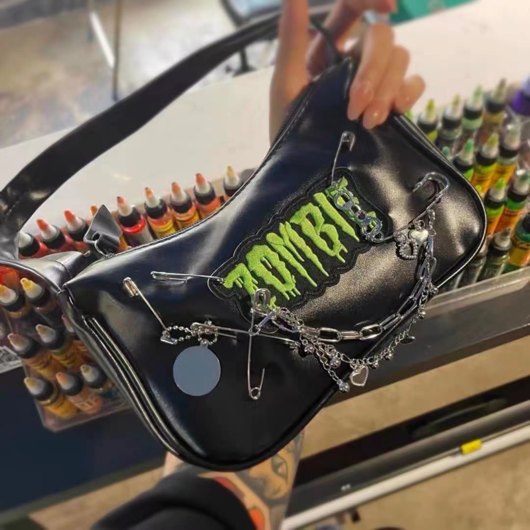 Original one shoulder bag fashion girl Y2K Spice Girl embroidery love chain pin underarm bag personality sweet cool handbag, Inclined shoulder bag
Original one shoulder bag fashion girl Y2K Spice Girl embroidery love chain pin underarm bag personality sweet cool handbag, Inclined shoulder bag