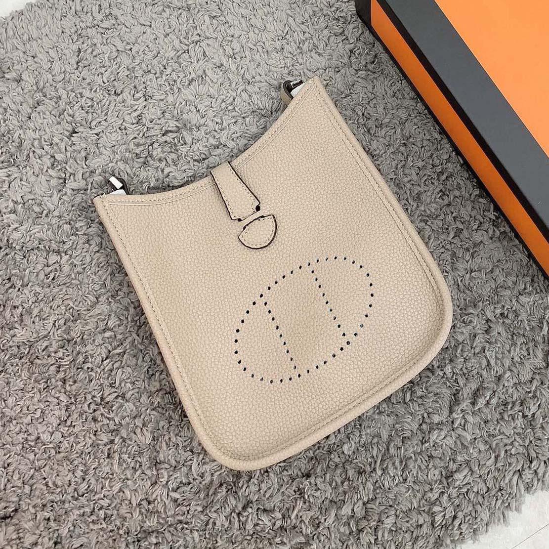 Crossbody Handbag Designer Handbags Camera Bag fationWomen Handbags Wallet Stripes Shoulder Bags Tassel Pendant top Quality soft 6612
Crossbody Handbag Designer Handbags Camera Bag fationWomen Handbags Wallet Stripes Shoulder Bags Tassel Pendant top Quality soft 6612