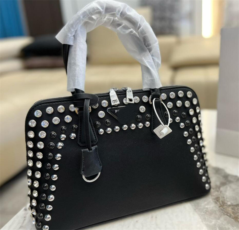 Designer bags PRAD crystal diamond bag shell totes handbags Women Genuine Leather Purses Triangle sign Luxurys fashion tote Handbag Shoulder Messenger handbag
Designer bags PRAD crystal diamond bag shell totes handbags Women Genuine Leather Purses Triangle sign Luxurys fashion tote Handbag Shoulder Messenger handbag