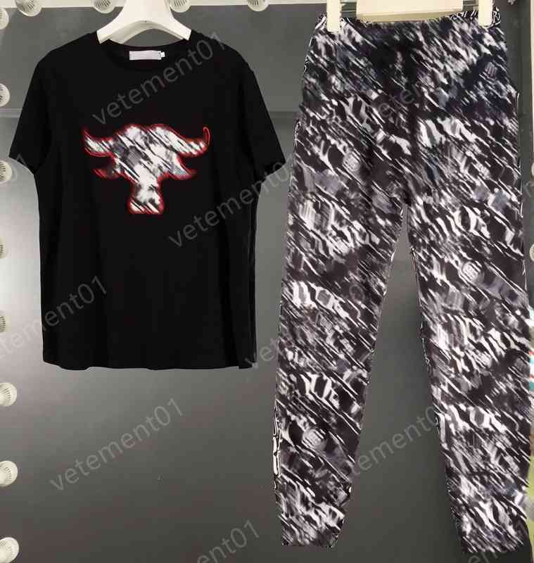 Womens Two Piece Pants Fashionable Bull's Head Logo Print Short-sleeved T-shirt And Casual Pants Sets Luxury Designer Tracksuits Women Clothing 0912
Womens Two Piece Pants Fashionable Bull's Head Logo Print Short-sleeved T-shirt And Casual Pants Sets Luxury Designer Tracksuits Women Clothing 0912