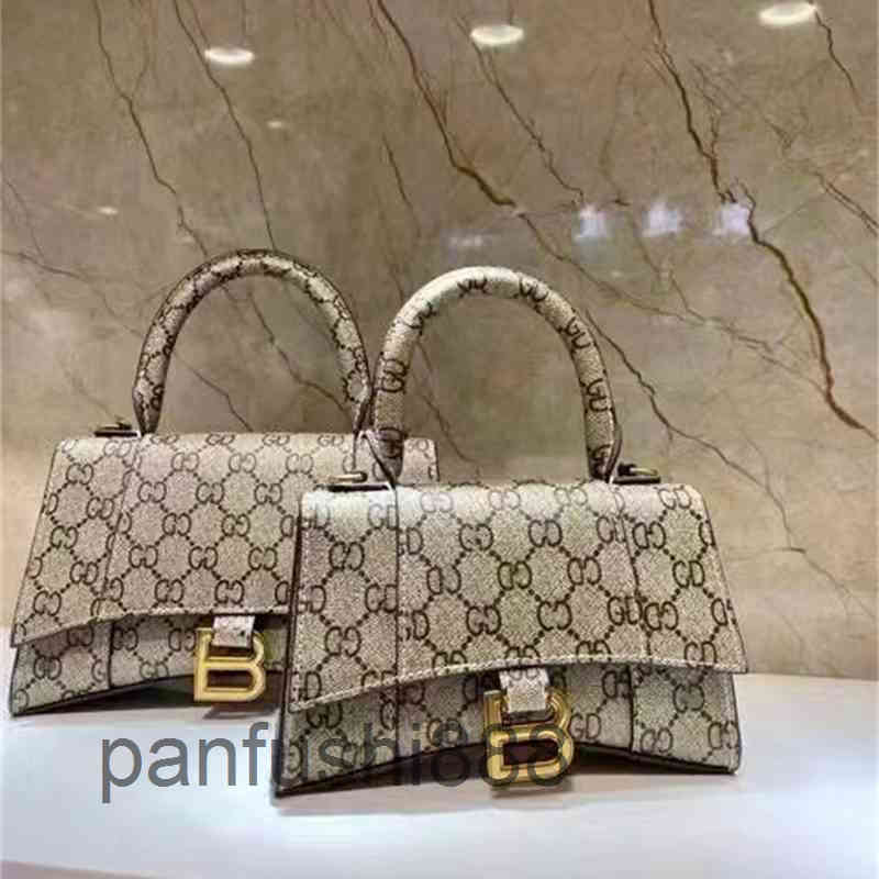 Designer Women Leather Handbags Hourglass High Version Bags 2022 Family Joint Name Quality Capacity Large Diagonal Back Portable One Shoulde GB0M, Red
Designer Women Leather Handbags Hourglass High Version Bags 2022 Family Joint Name Quality Capacity Large Diagonal Back Portable One Shoulde GB0M, Red
