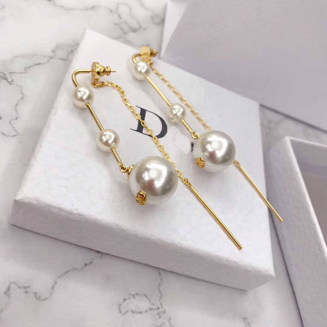 Classic Designer Jewelry Ladies Alphabet Pearl Earrings High Quality Pure Copper Material Couple Wedding Birthday Gift Dangle & Chandelier
Classic Designer Jewelry Ladies Alphabet Pearl Earrings High Quality Pure Copper Material Couple Wedding Birthday Gift Dangle & Chandelier