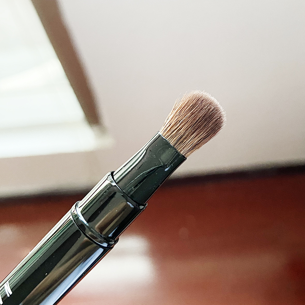 BB Retractable Dual-ended Eyeshadow Makeup Brush Eye Blender + Eye Shadow Cosmetic Brush Beauty Tool - Easy Glide Metallic Handle