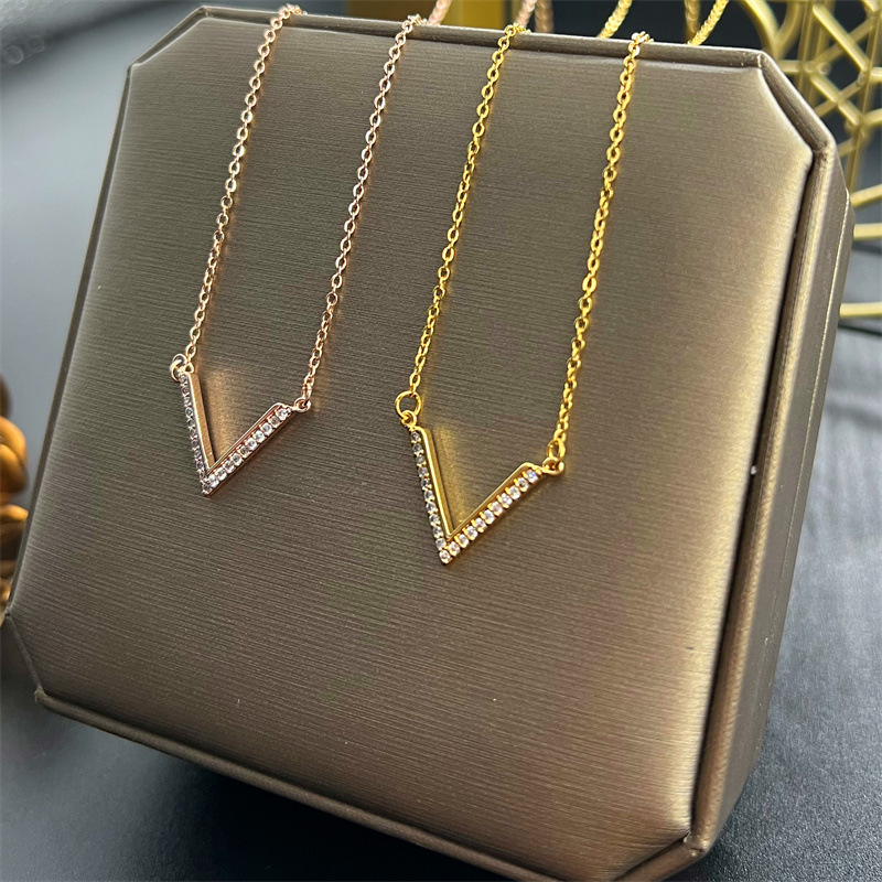 full crystal V letters designer pendant necklaces 18K gold stainless steel fashion shining zircon luxury necklace jewelry
full crystal V letters designer pendant necklaces 18K gold stainless steel fashion shining zircon luxury necklace jewelry