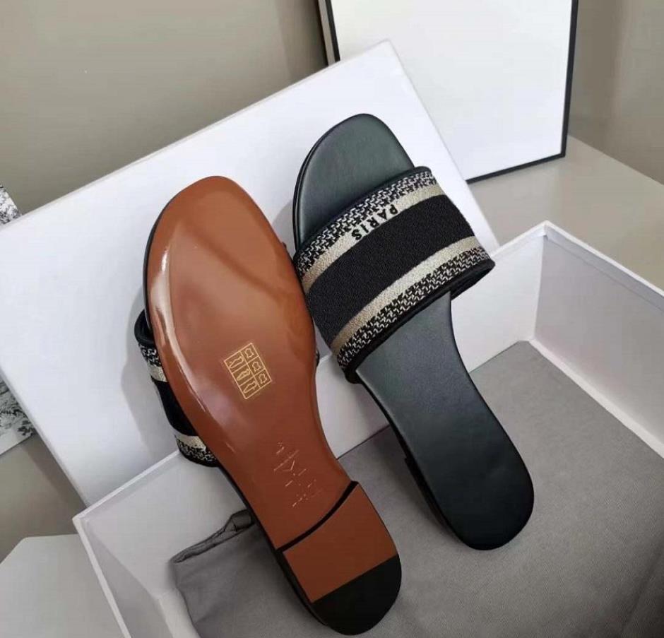 2022 Women luxury Designer Sandals Slippers Leather Summer Flat Slipper Embroidery fashion beach woman Big head Rainbow letters miller 35-42 Tb Cd Fast Delivery, A+
2022 Women luxury Designer Sandals Slippers Leather Summer Flat Slipper Embroidery fashion beach woman Big head Rainbow letters miller 35-42 Tb Cd Fast Delivery, A+