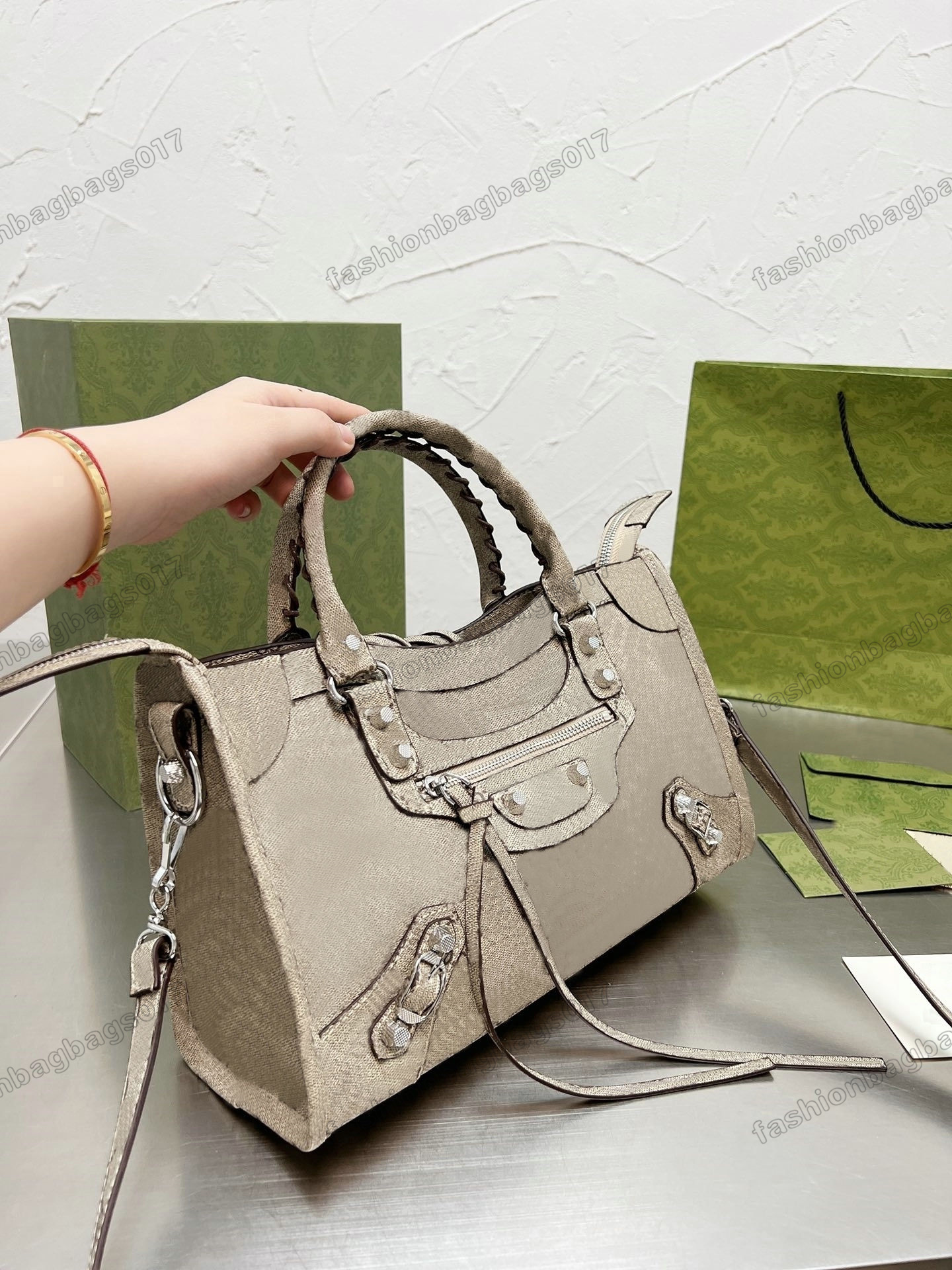 2022 Joint Name Designers Motorcycle Bag Women TOTE Handbags Shouler Crossbody Purses Limited Edition Luxurys Vintage Letters Handbags
2022 Joint Name Designers Motorcycle Bag Women TOTE Handbags Shouler Crossbody Purses Limited Edition Luxurys Vintage Letters Handbags