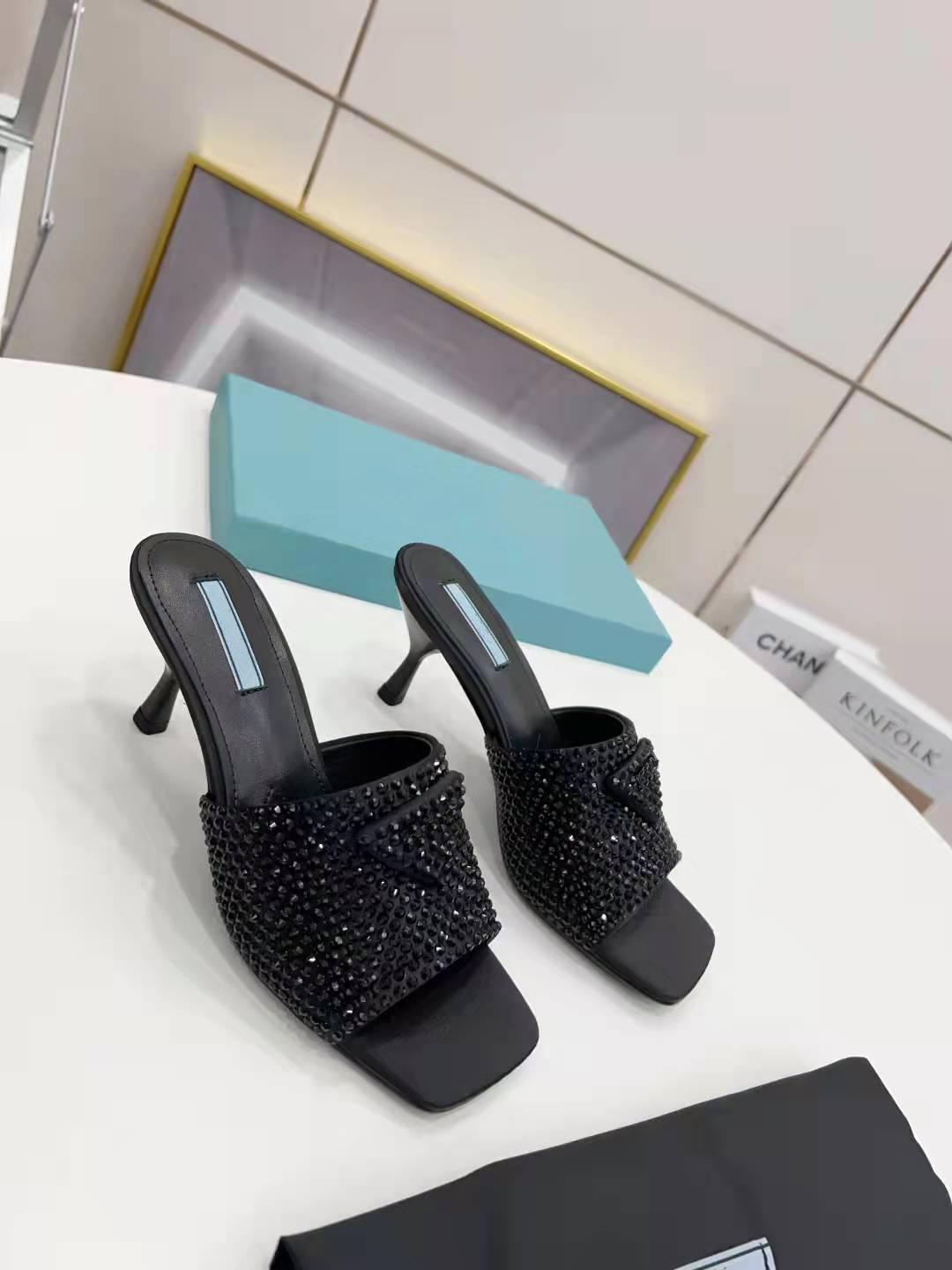 Spring 2022ss New Crystal diamond Slippers Iconic triangular logo square head high-heeled women shoes Size 35-42, Box
Spring 2022ss New Crystal diamond Slippers Iconic triangular logo square head high-heeled women shoes Size 35-42, Box