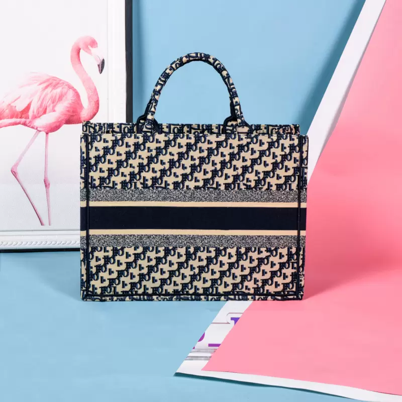 Top Quality Women Luxurys Designers Bag 2022 Fashion Tote For Woman Canvas Embroidery Luxury Designer Handbags Oblique old flower Shoulder Bags lady Cowboy Purse, Gray letter
Top Quality Women Luxurys Designers Bag 2022 Fashion Tote For Woman Canvas Embroidery Luxury Designer Handbags Oblique old flower Shoulder Bags lady Cowboy Purse, Gray letter