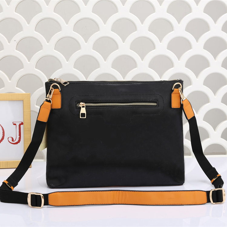 Luxury Briefcase Shoulder Briefcases Designer Computer Bag Business Casual Men Women High Quality Messenger Bags, Black
Luxury Briefcase Shoulder Briefcases Designer Computer Bag Business Casual Men Women High Quality Messenger Bags, Black
