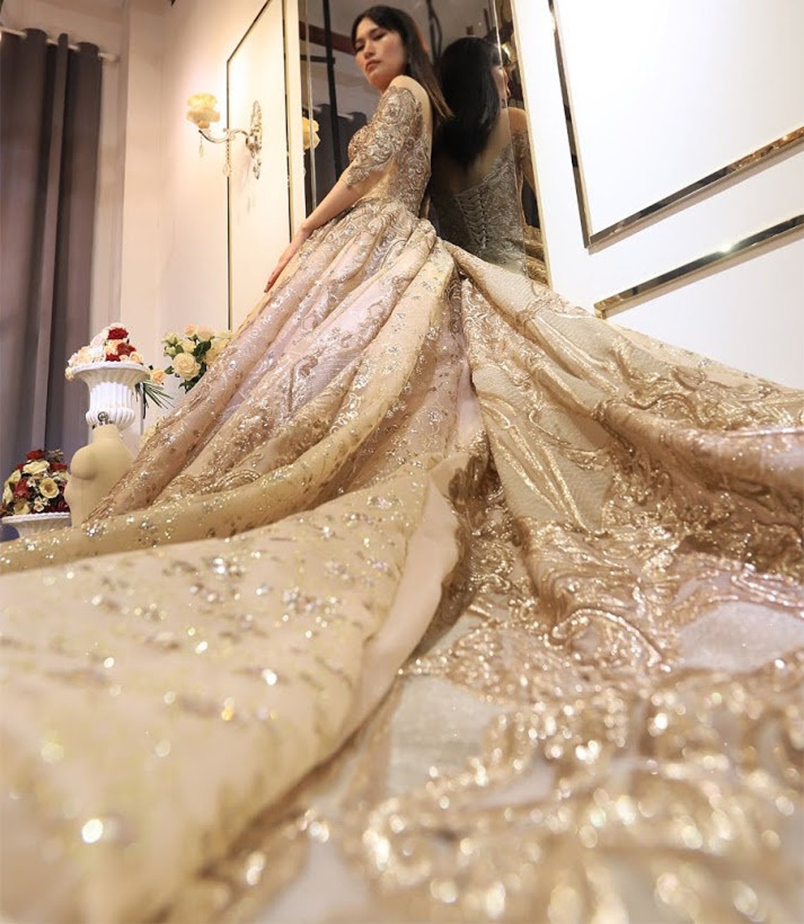 2022 Dubai Luxurious Golden Wedding Dress Princess Fairy Tale Bridal Ball Gown Long Royal Train Illusion Neck Vintage Glitter Sequins Bride Dresses Cu