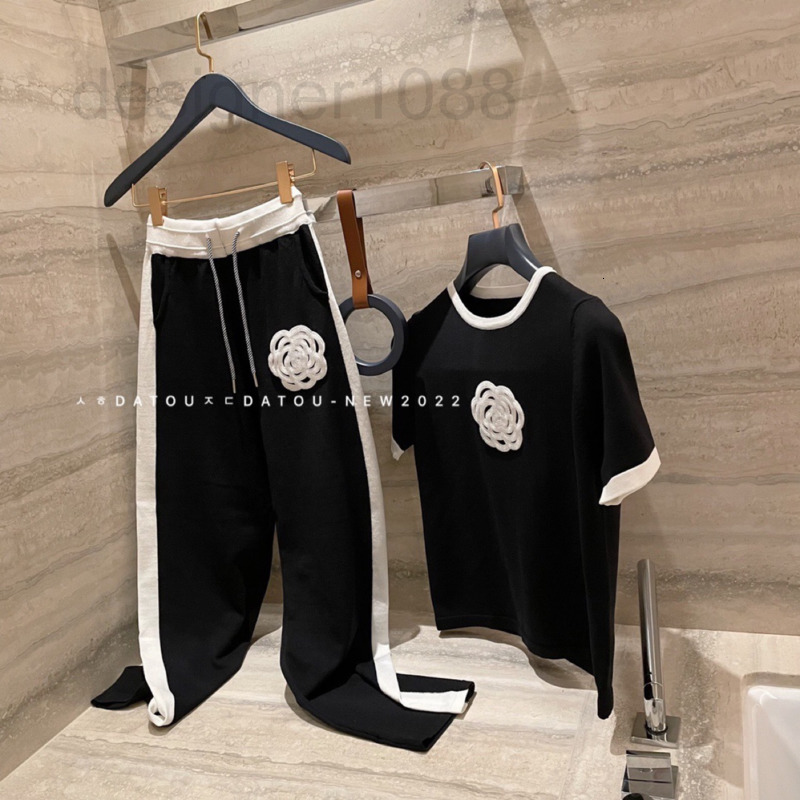 Casual Dresses designer Xiaoxiangfeng Camellia heavy industry nail bead short sleeved knitted cotton top drawstring wide leg pants two-piece, Heavy industry high quality suit
Casual Dresses designer Xiaoxiangfeng Camellia heavy industry nail bead short sleeved knitted cotton top drawstring wide leg pants two-piece, Heavy industry high quality suit