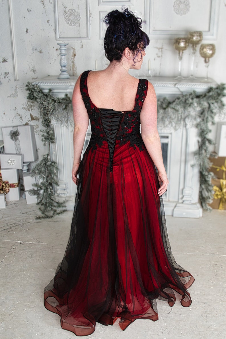 Gothic V-Neck Sleeveless Black and Red Wedding Gowns 2022 Lace Appliques Beading Low Back Corset Bridal Dresses Vintage Long Country Wedding Dress