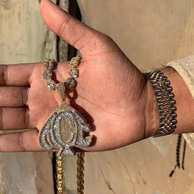 Chains HipHop Iced Out Bling FULL CZ Paved Letter A C E Engraved Heart Pendant Necklace With Long Rope Chain For Men Women Punk JewelryChain
Chains HipHop Iced Out Bling FULL CZ Paved Letter A C E Engraved Heart Pendant Necklace With Long Rope Chain For Men Women Punk JewelryChain