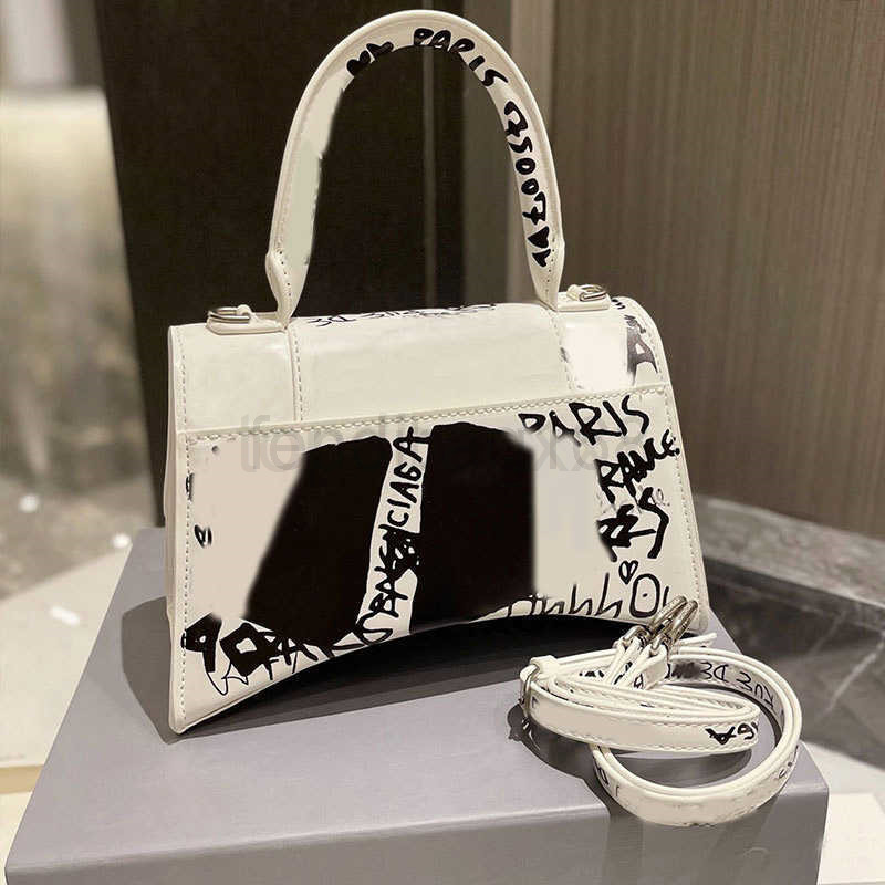 9A Luxury design Bag Fashion Printing Buckle Crossbody Real Leather Hourglass Graffiti Letter Purse Strap Removable Silver Hardware Shoulder Handbag, Justbox
9A Luxury design Bag Fashion Printing Buckle Crossbody Real Leather Hourglass Graffiti Letter Purse Strap Removable Silver Hardware Shoulder Handbag, Justbox