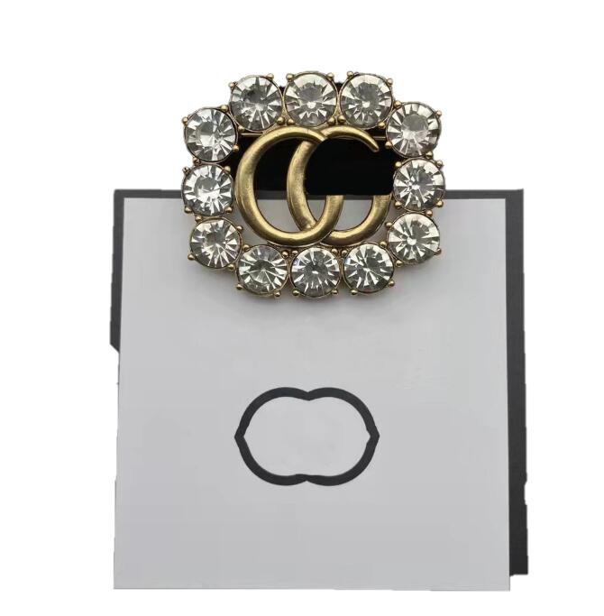 Brooches Gujia Luxury highquality designer new style glass pearl The letter G clothing neckpin versatile fashion popular Brooch fashion with box
Brooches Gujia Luxury highquality designer new style glass pearl The letter G clothing neckpin versatile fashion popular Brooch fashion with box