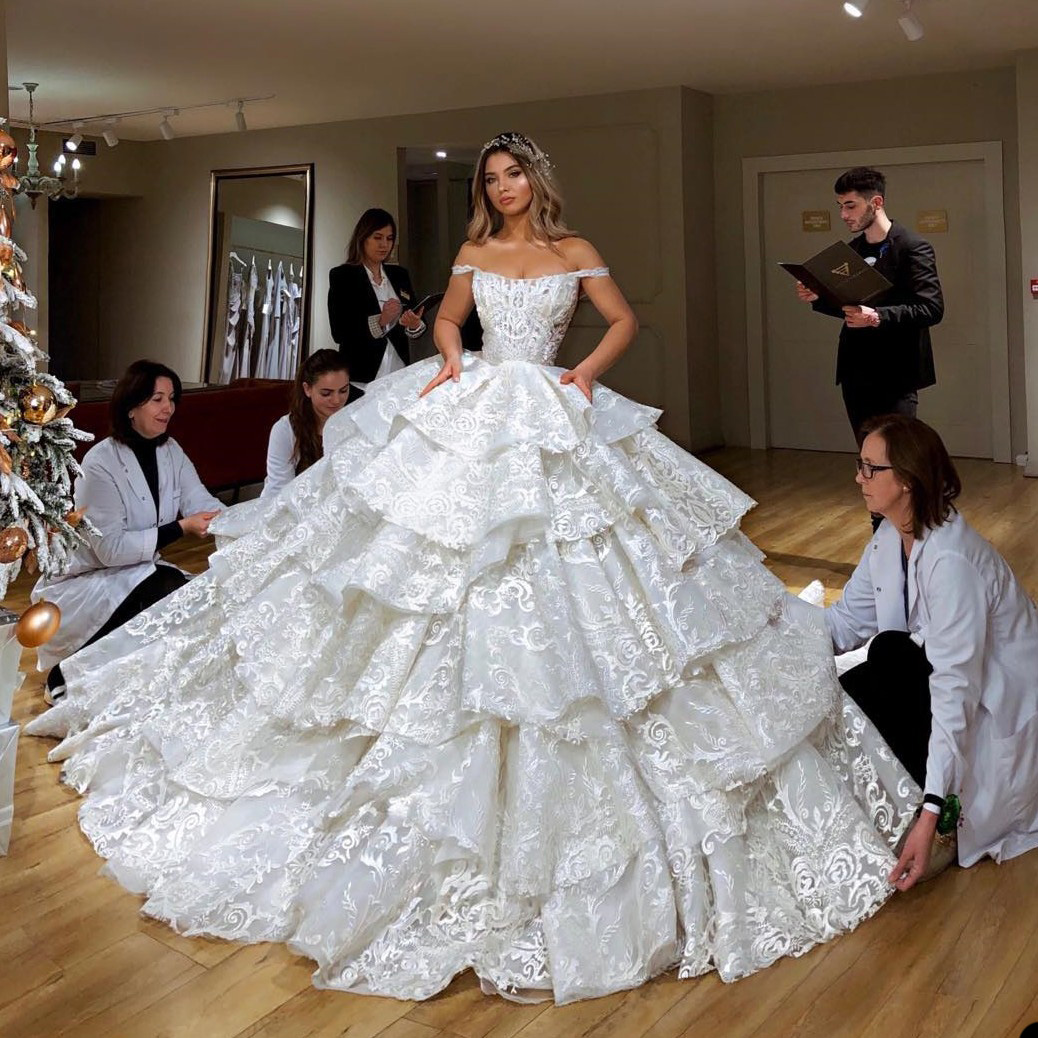 Modern Arabic Dubai Ball Gown Wedding Dresses Tiered Skirts Off Shoulder Lace Bridal Gowns Sweep Train Vestidos De Gala, White 
Modern Arabic Dubai Ball Gown Wedding Dresses Tiered Skirts Off Shoulder Lace Bridal Gowns Sweep Train Vestidos De Gala, White