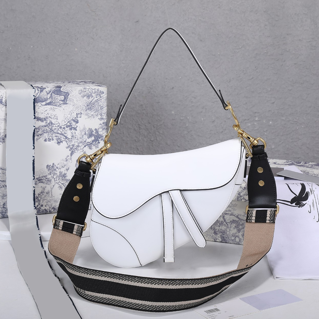 Luxurys Designers fashion bags handbag women leather shoulder bag large capacity chain messenger pillow handbags High grade versatile texture Lady purse, No.1
Luxurys Designers fashion bags handbag women leather shoulder bag large capacity chain messenger pillow handbags High grade versatile texture Lady purse, No.1